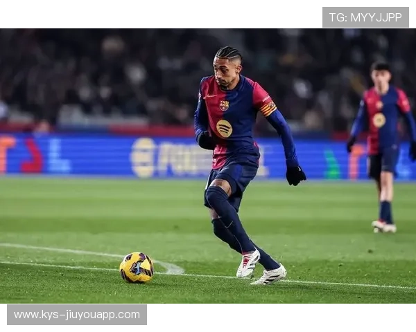 巴萨通过连续跑动撕开缺口，拉菲尼亚挑射被门柱弹出